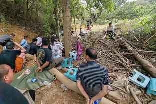 太阳报：AI绘制曼联新球场设想图，三层看台容纳8-9万人